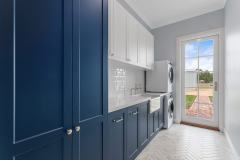 Virtue-Homes-Gallery2022-Ranch-white-and-navy-laundry